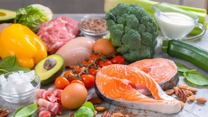 Assiette équilibrée pour régimes Dukan et Keto : protéines, légumes et graisses saines pour une alimentation saine et perte de poids.