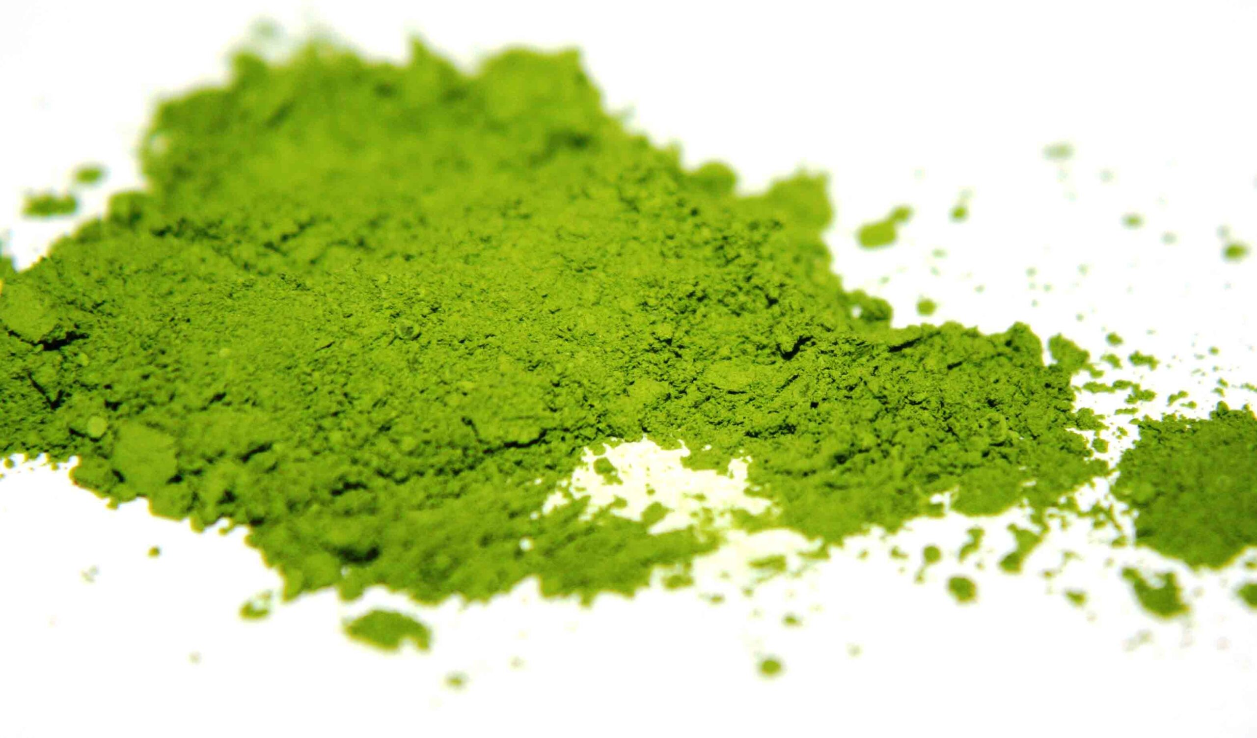 Image : Tasse de thé matcha et ingrédients cétogènes pour une santé équilibrée.
