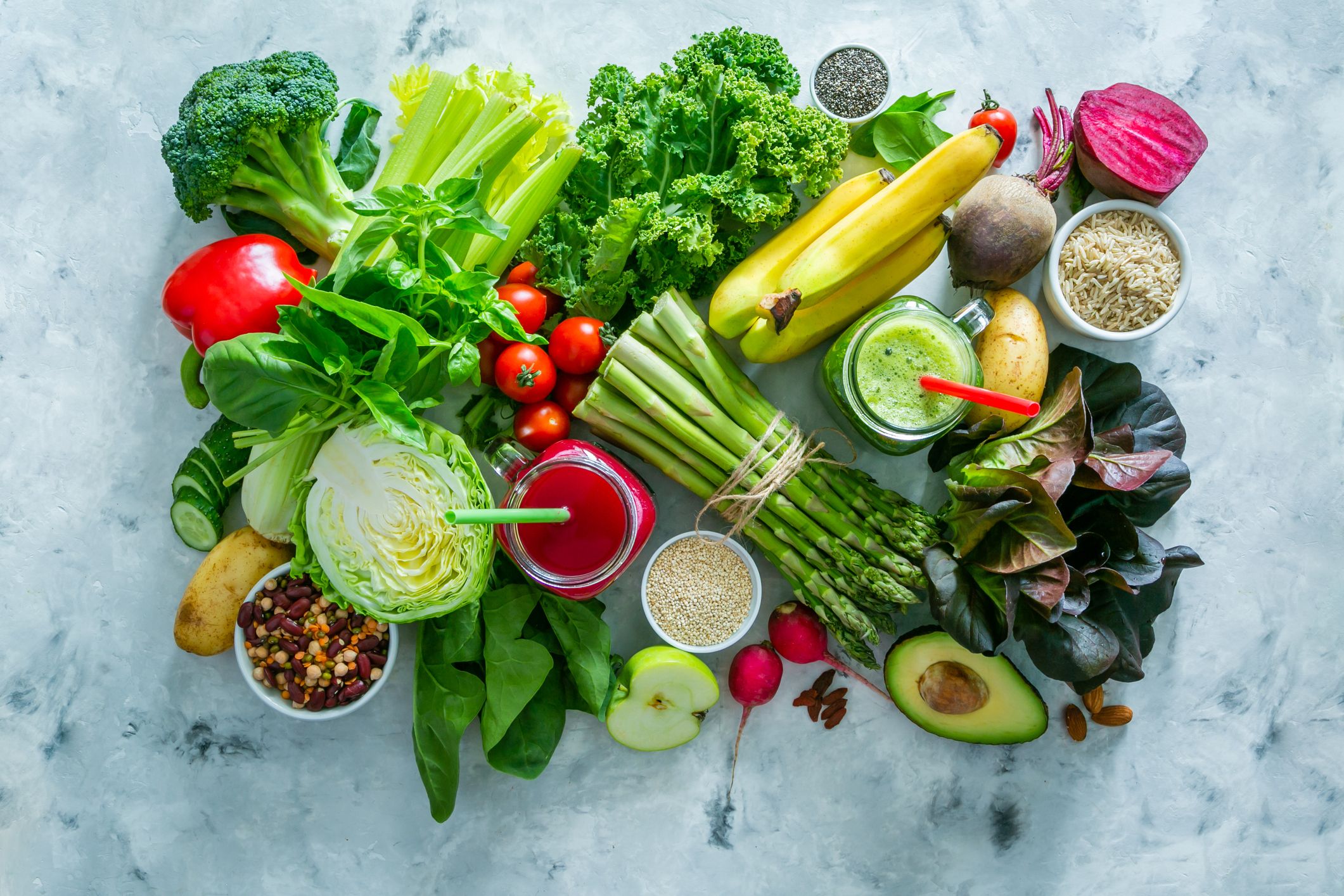 Une illustration comparative mettant en avant les concepts du régime Keto et du régime Alcalin, représentant une balance entre des aliments riches en matières grasses et faibles en glucides d'un côté, et des aliments alcalinisants à base de légumes verts et d'agrumes de l'autre côté. Cette image reflète la diversité des choix alimentaires et aide à comprendre les différences entre les deux régimes pour une prise de décision éclairée.