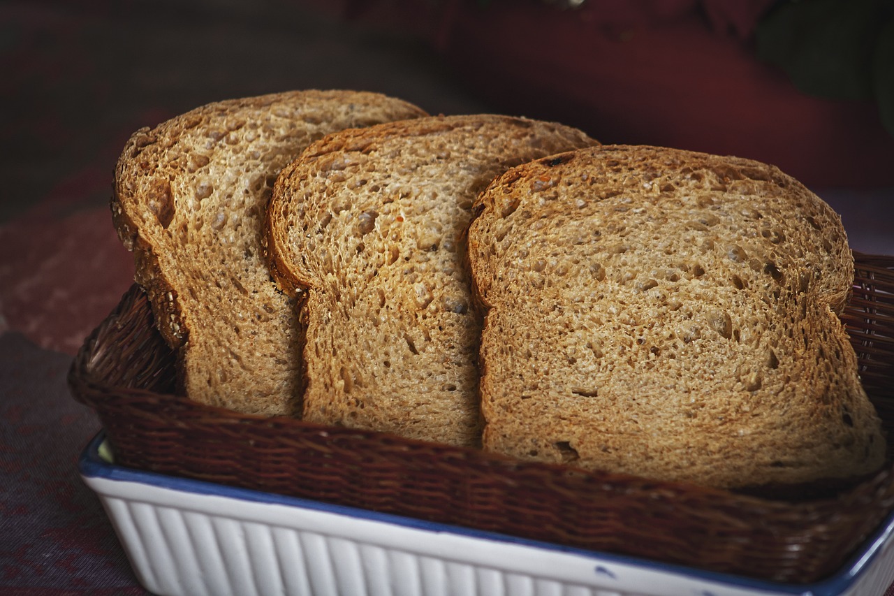 Image de différentes options de pain cétogène bas en glucides : pain aux graines, pain à la farine d'amande et pain à la courgette - des recettes délicieuses pour un régime cétogène équilibré.
