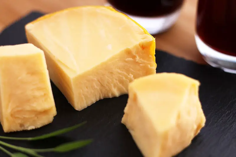 Image : Assortiment de fromages cétogènes pour une alimentation saine et savoureuse.