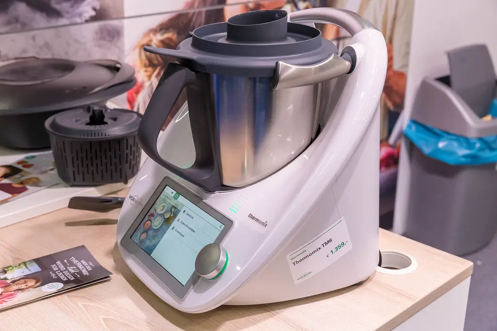 Image d'une délicieuse sélection de recettes cétogènes préparées avec le Thermomix. Des plats savoureux et sains, parfaits pour le régime cétogène.