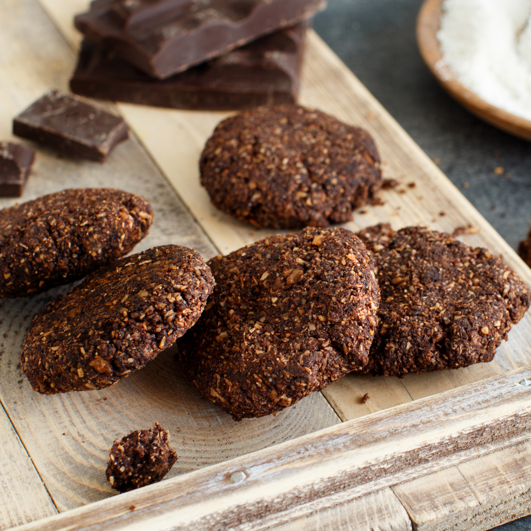Biscuits Keto au Chocolat et Amande avec Farine de Coco : Délicieux biscuits cétogènes au chocolat et aux amandes, sans sucre ajouté, parfaits pour un régime faible en glucides.
