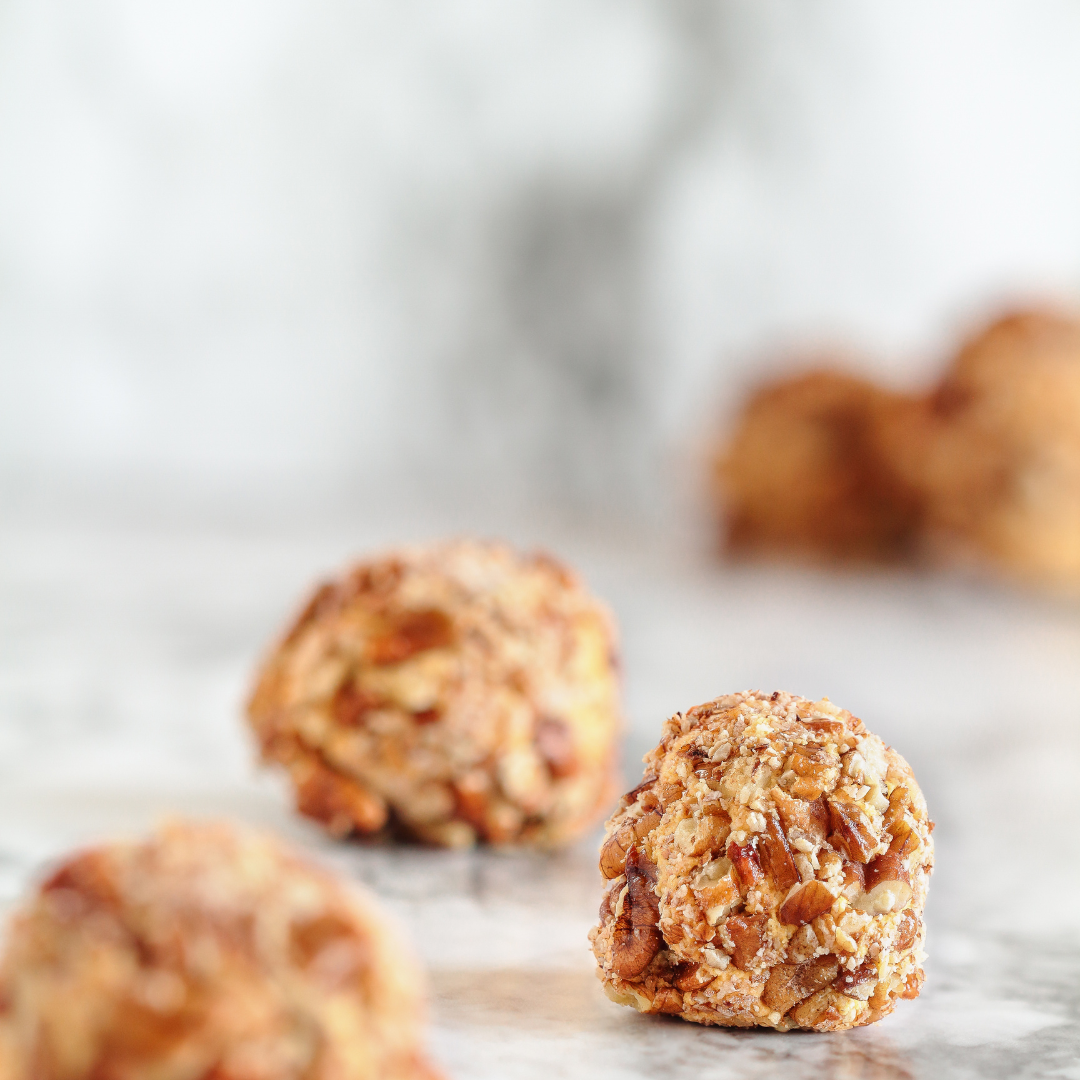 Bombes de Gras Keto à la Citrouille et Noix de Pécan - Collation énergétique faible en glucides.