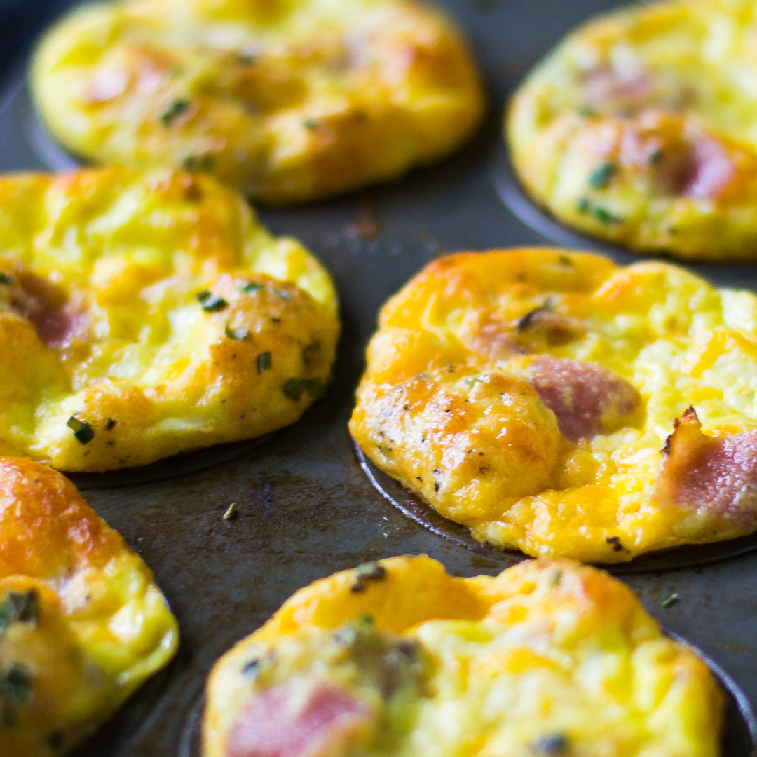 Muffins Keto aux Œufs, Jambon et Fromage : Délicieuse recette cétogène pour un petit-déjeuner faible en glucides.