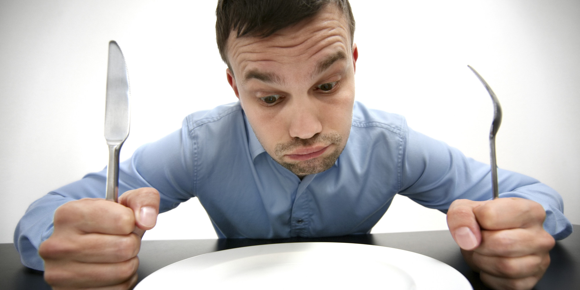 Image principale : Un plateau repas cétogène comprenant des légumes verts, des avocats, des œufs et du saumon, accompagné d'une montre symbolisant le jeûne intermittent.