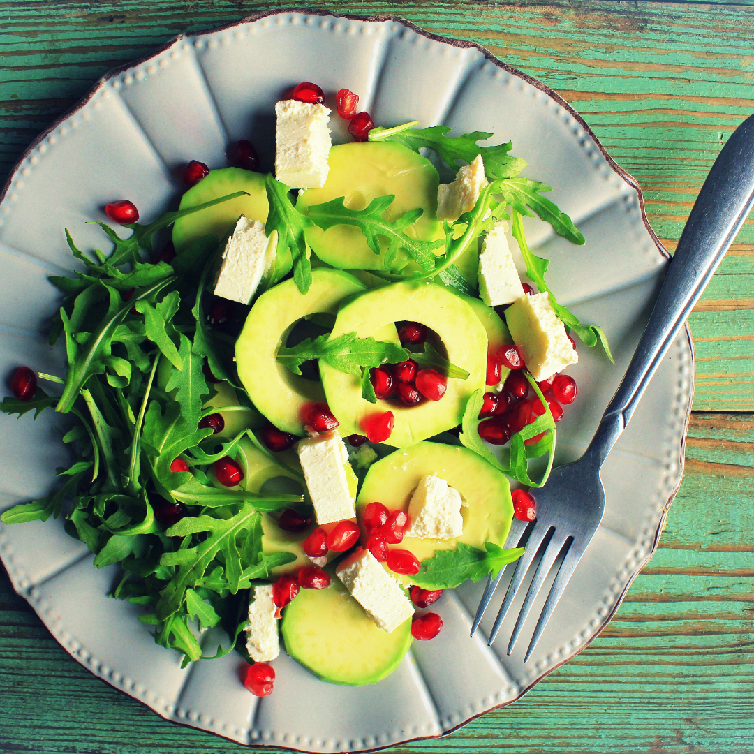 Salade Keto Avocat, Roquette, Grenade et Feta - Fraîche et Saine!