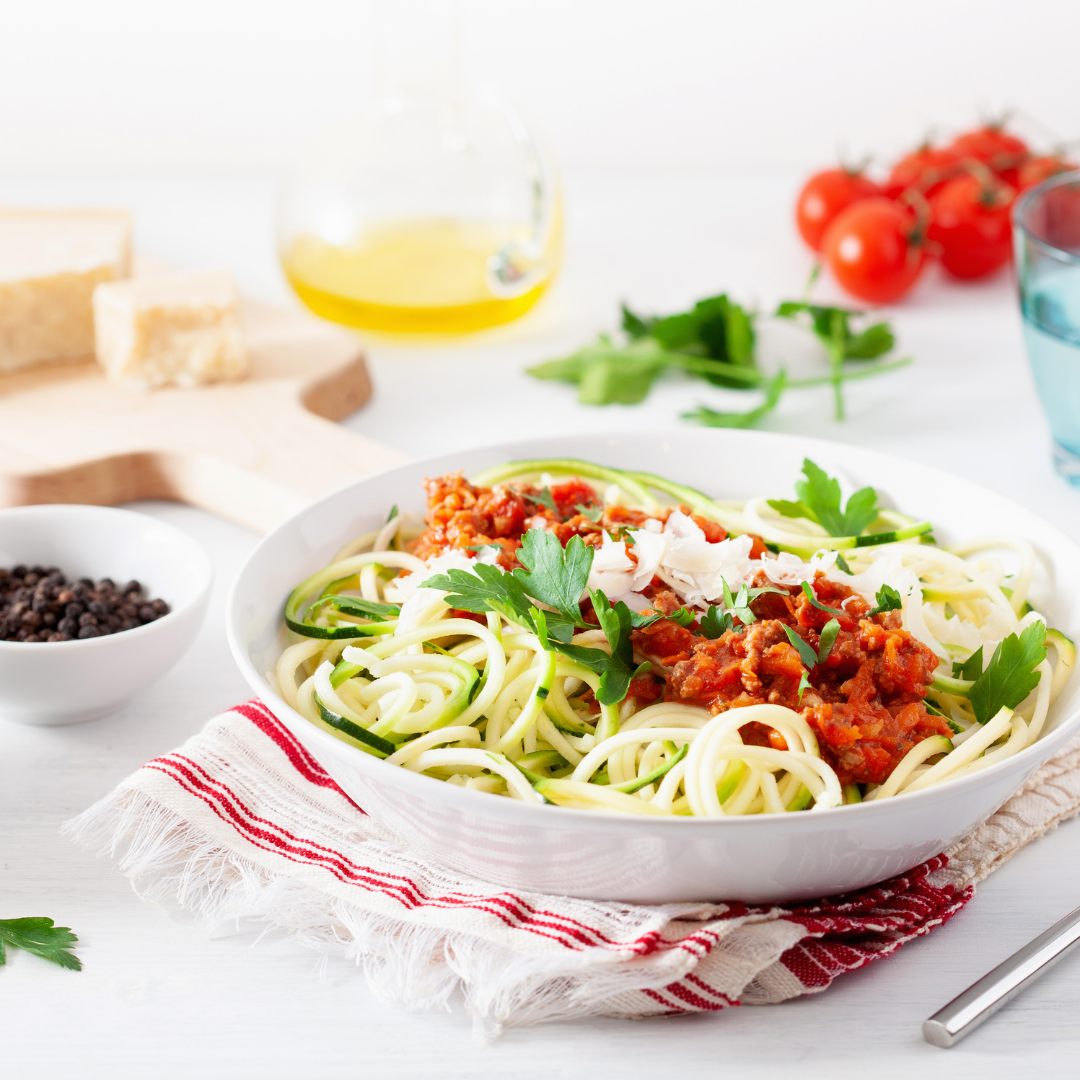 Pâtes Spaghetti de Courgette (Zoodles) à la Bolognaise : Un plat faible en glucides pour le régime keto.