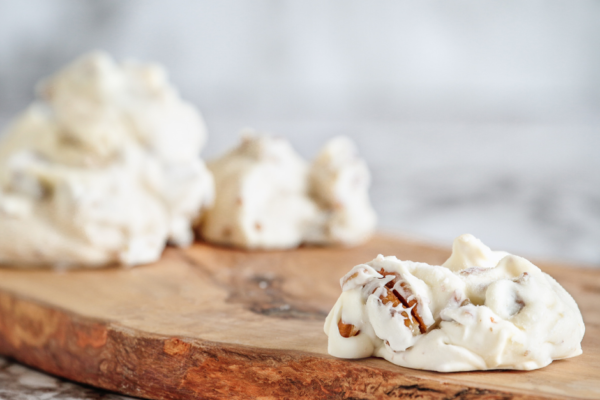 Bombes grasses croustillantes aux pacanes sur une assiette blanche.