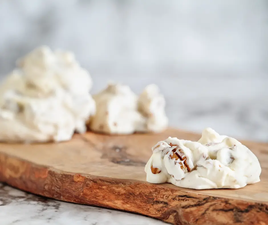 Bombes grasses croustillantes aux pacanes sur une assiette blanche.
