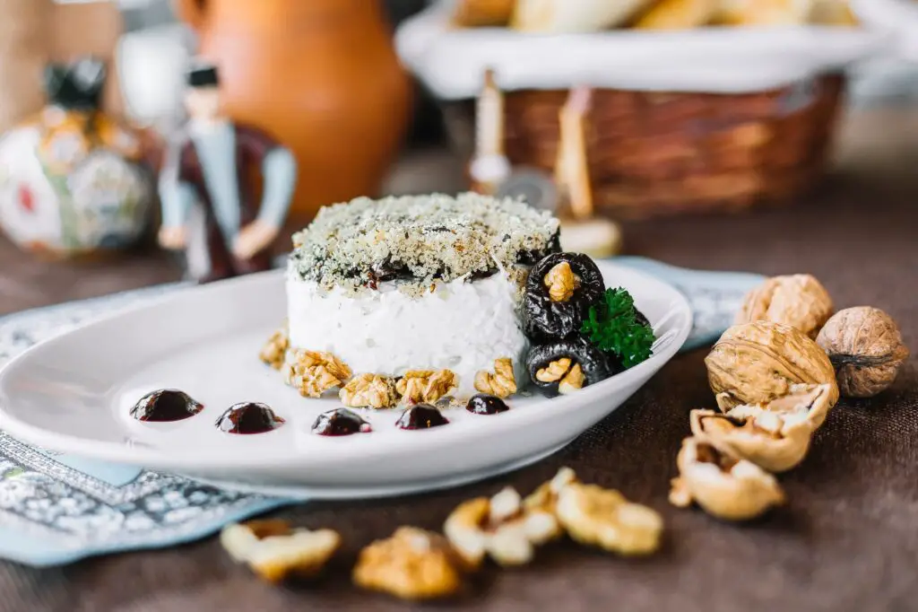 Photo de desserts cétogènes sans édulcorants artificiels, comprenant des gâteaux au chocolat, des tartelettes aux framboises et de la crème glacée à la vanille, parfaits pour un régime keto naturel.