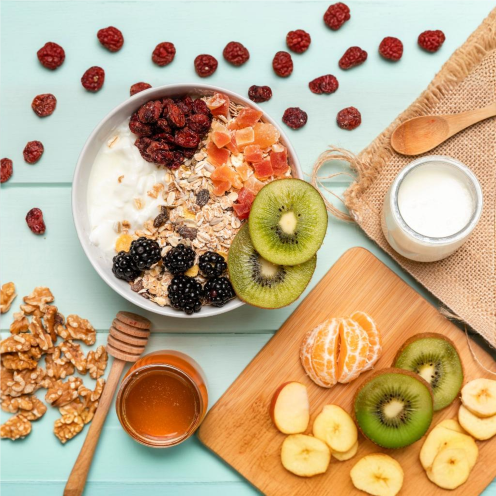 Assortiment d'aliments riches en fibres compatibles avec la diète cétogène, incluant avocats, brocolis, graines de chia et épinards pour une digestion saine et équilibrée.