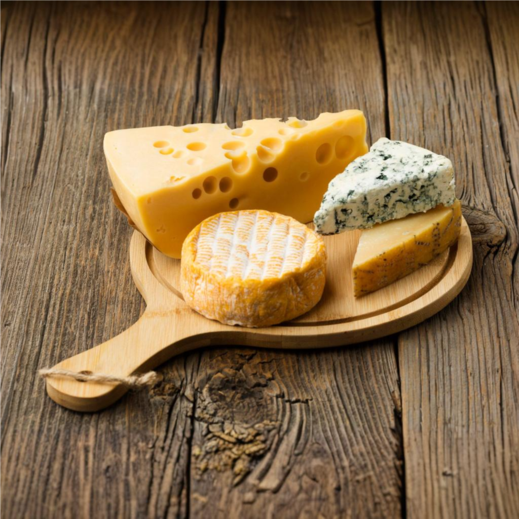 Fromage keto faible en glucides sur une planche en bois, idéal pour le régime cétogène