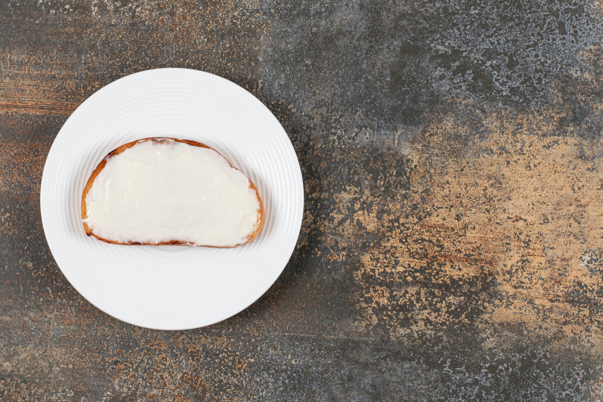 Pain cétogène maison à base de farine de noix de coco, faible en glucides et sans gluten, parfait pour le régime keto.